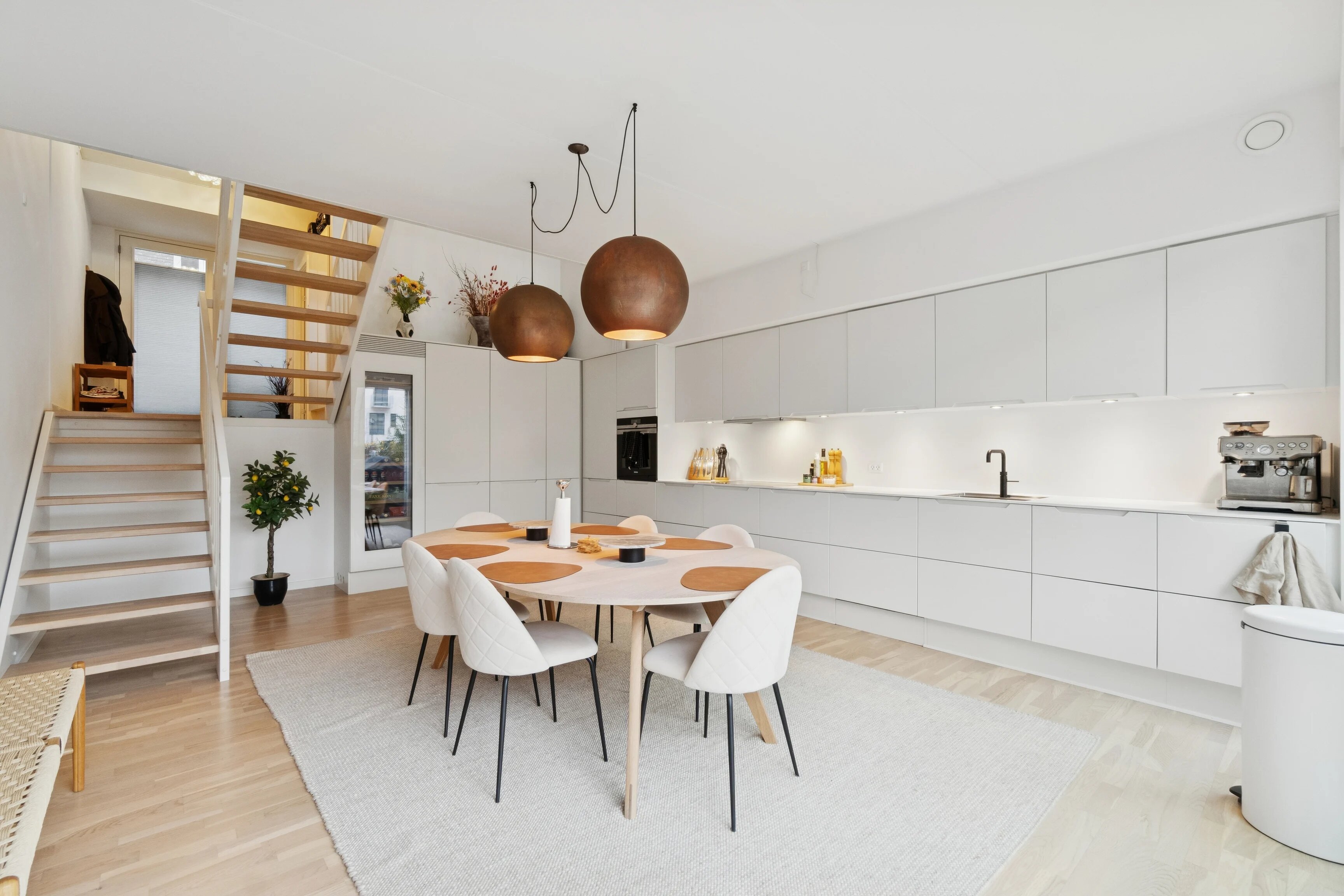 Køkken og spisestue med trappe