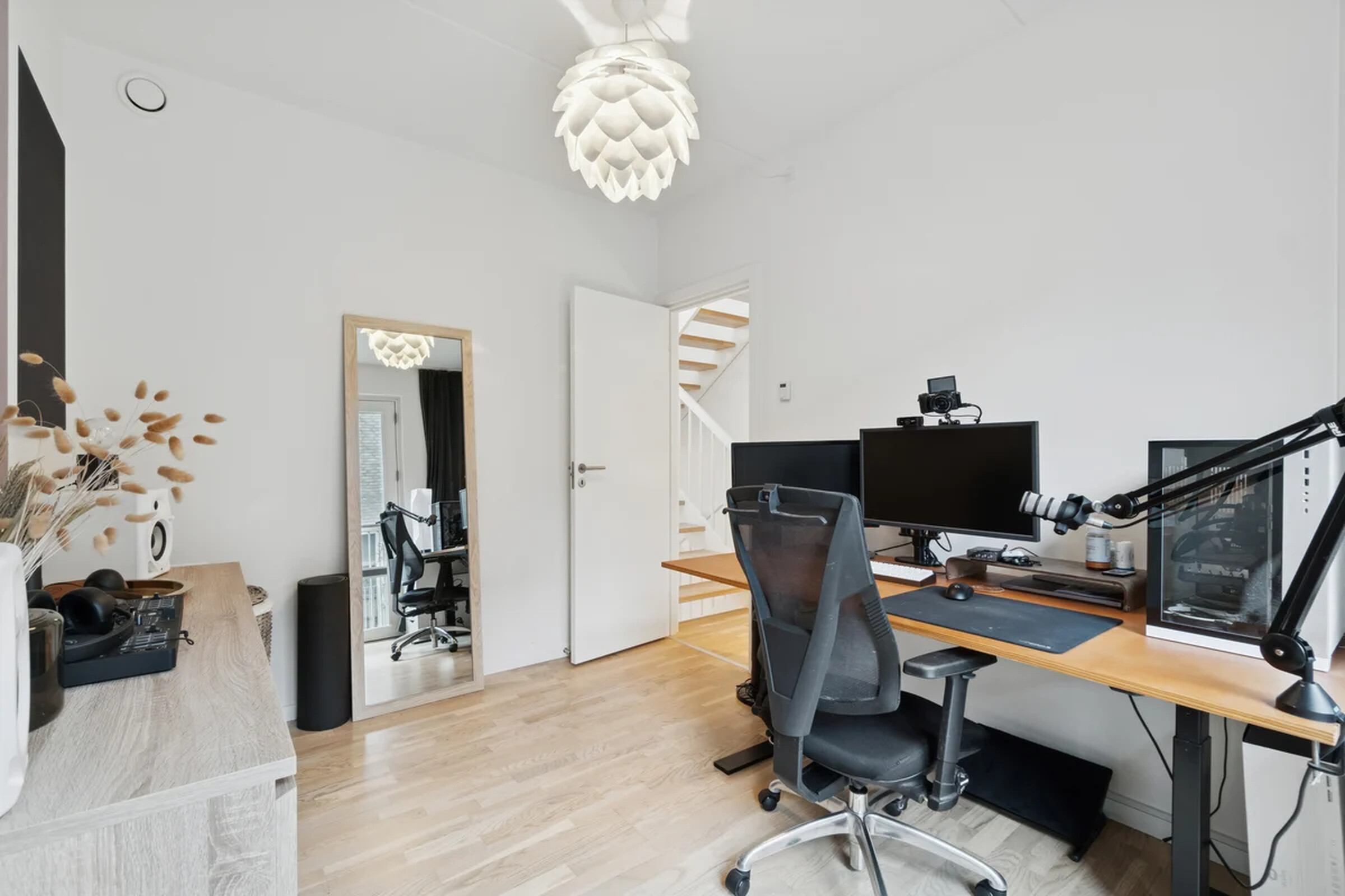 Hjemmekontor med dobbelte skærme