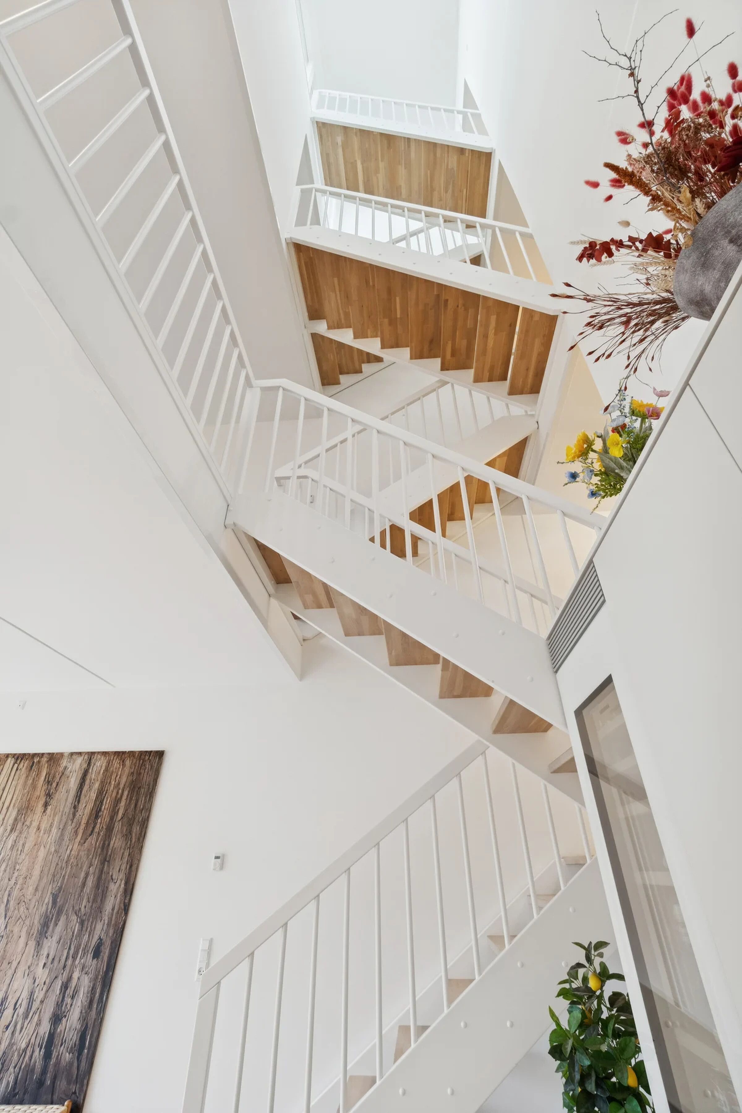 Trapperum set oppefra — dramatisk arkitektonisk perspektiv