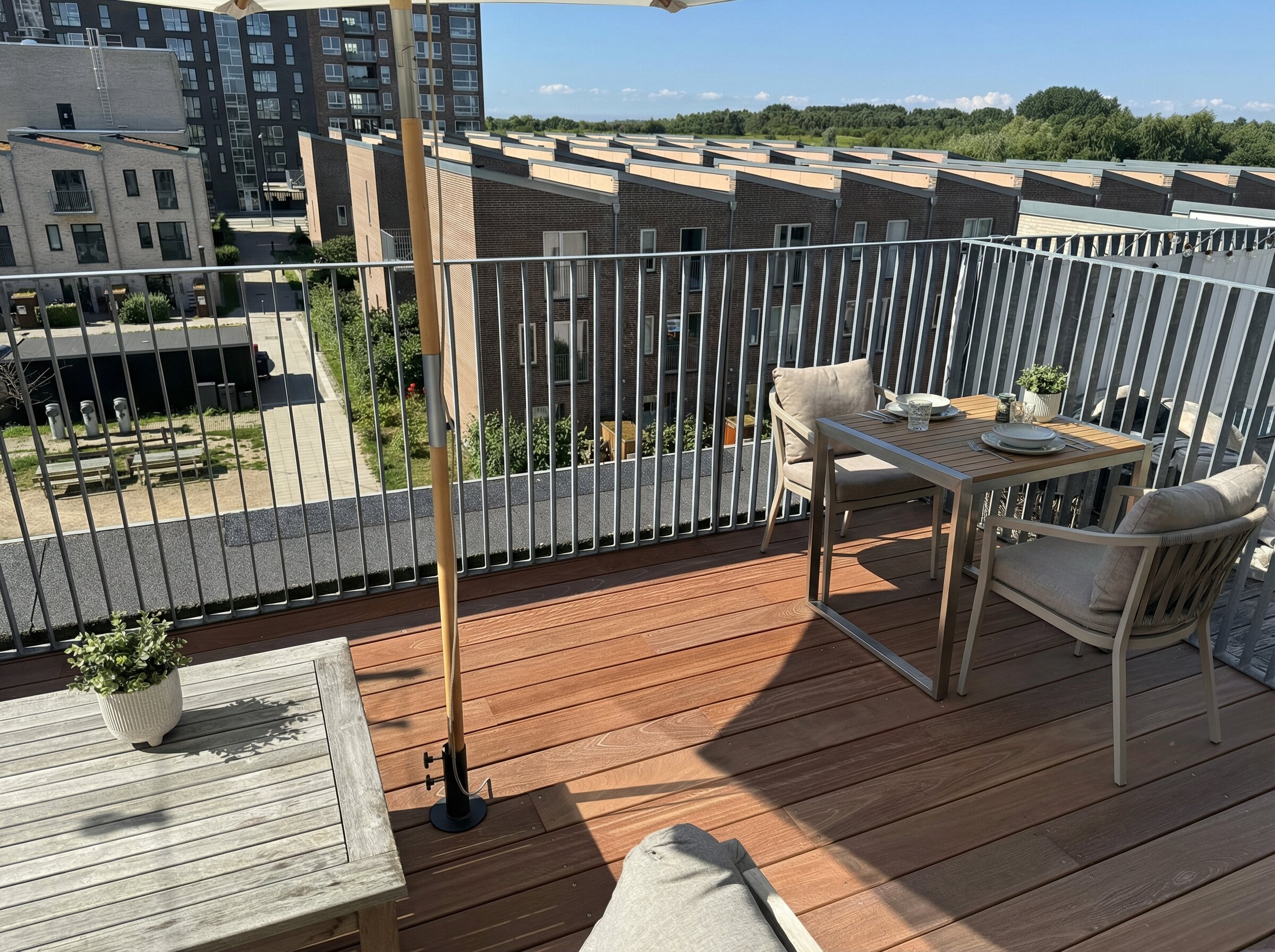 Tagterrasse med bistrobord og udsigt